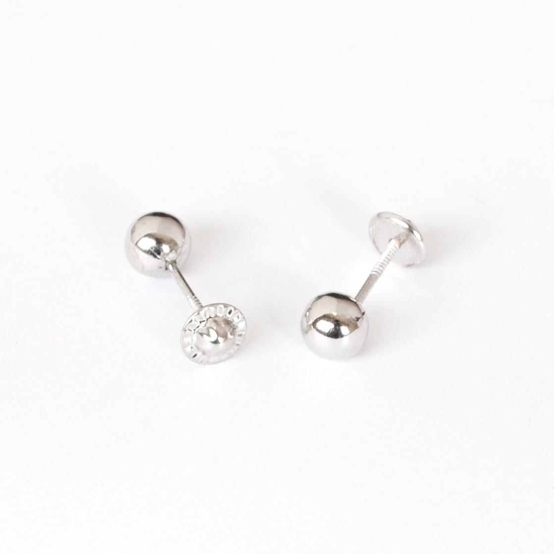 Pendientes niña Bola Lisa oro blanco 5 mm.