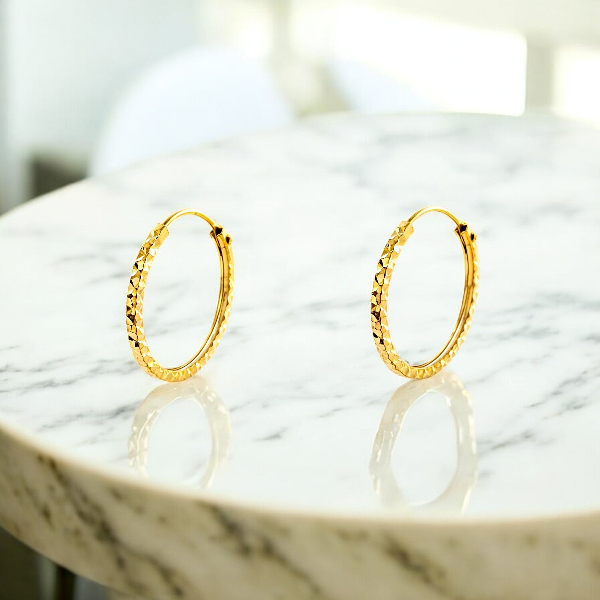 Pendientes Oro Amarillo 18K Aros Cuadrado Tallados 10 x 1,2 mm