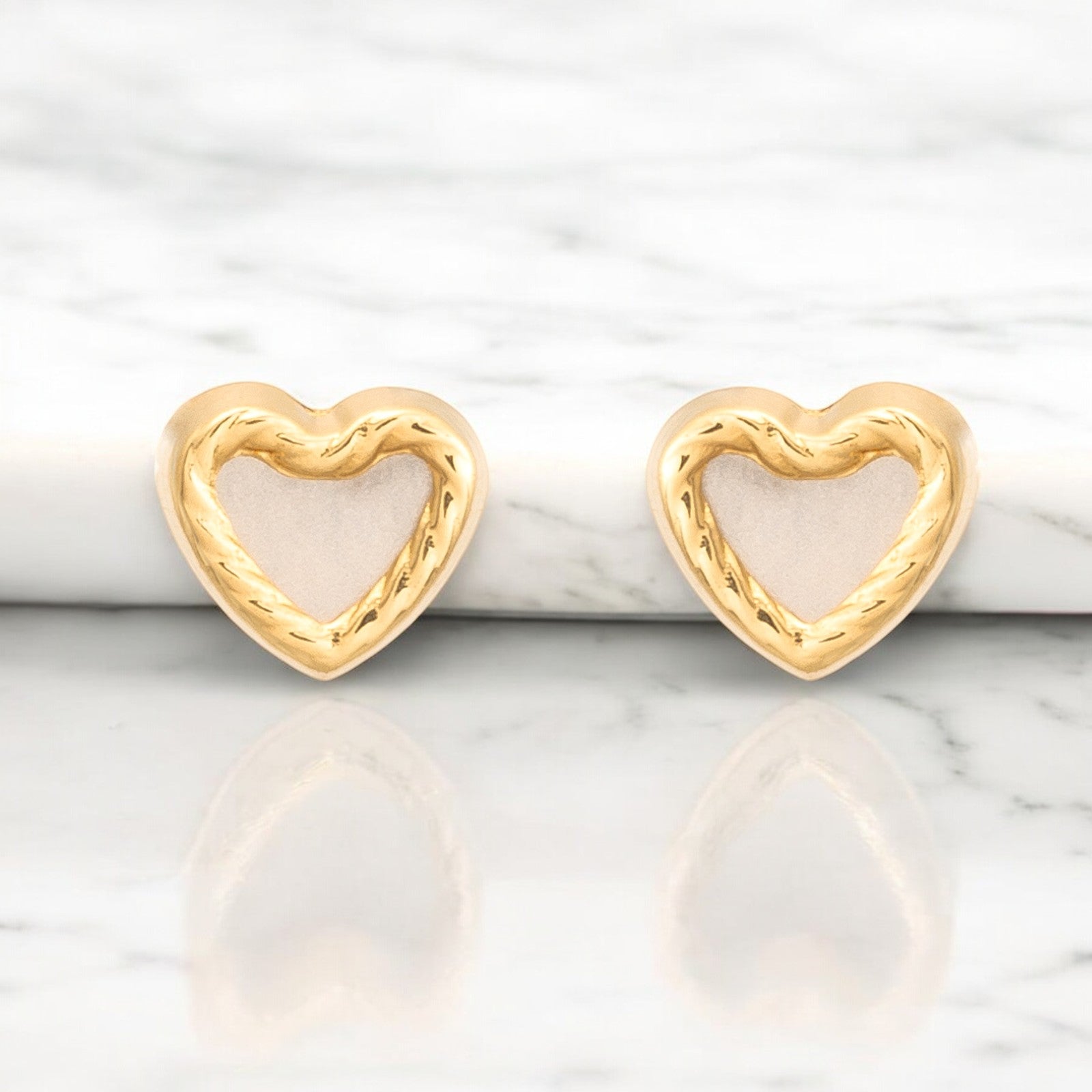 Pendientes Bebe-Niña Oro Amarillo 9K Nacar Corazón Tallados