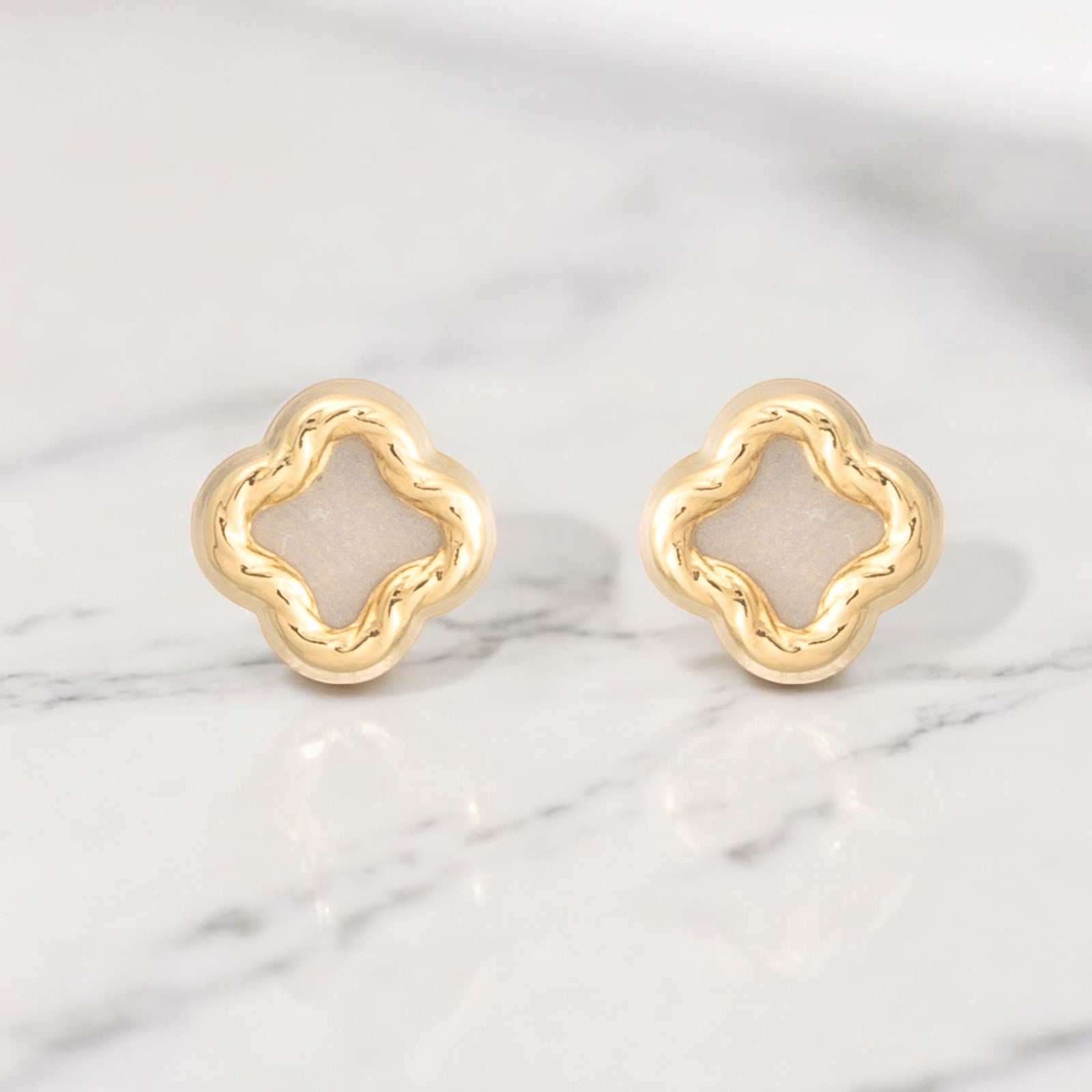 Pendientes Bebe-Niña Oro Amarillo 9K Nacar Cuatrebol Tallados