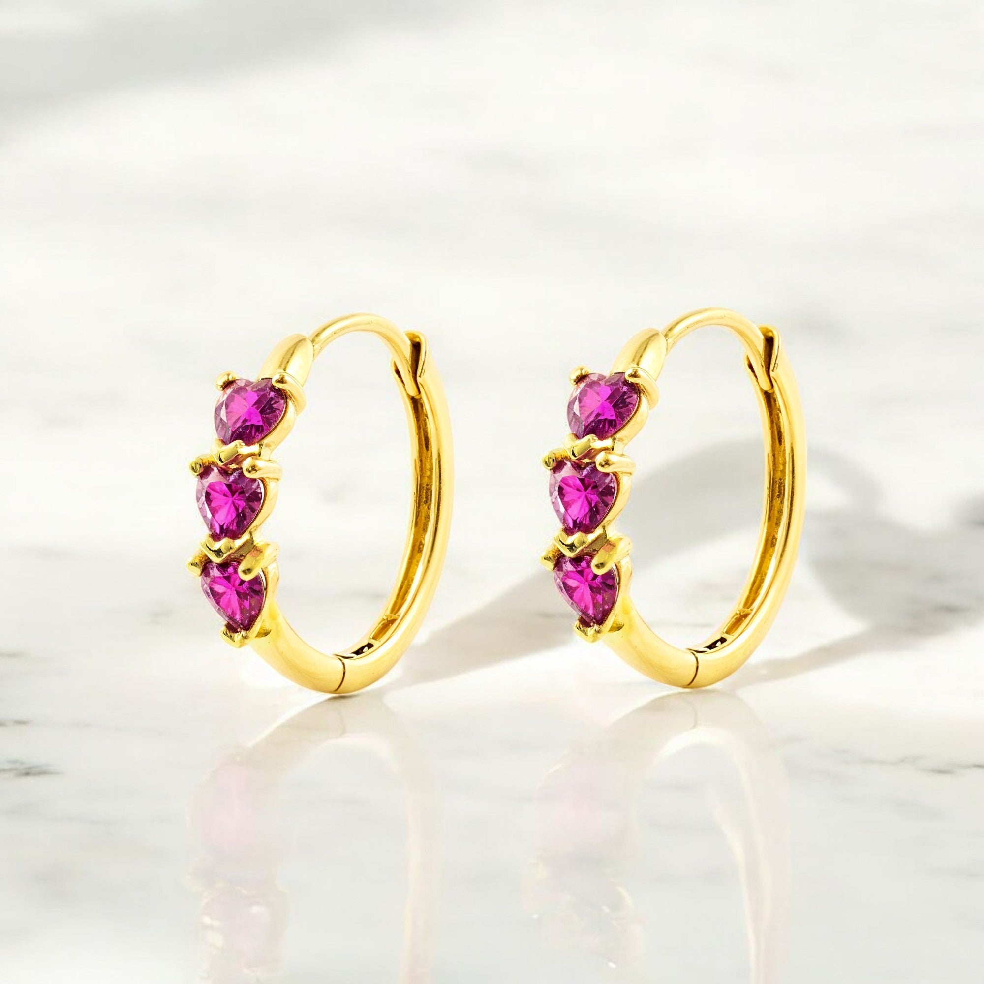 Pendientes Oro Amarillo 9K Aros Redondo Corazones Rubies Preciosos Sintéticos Brillo 14,5 x 3 mm