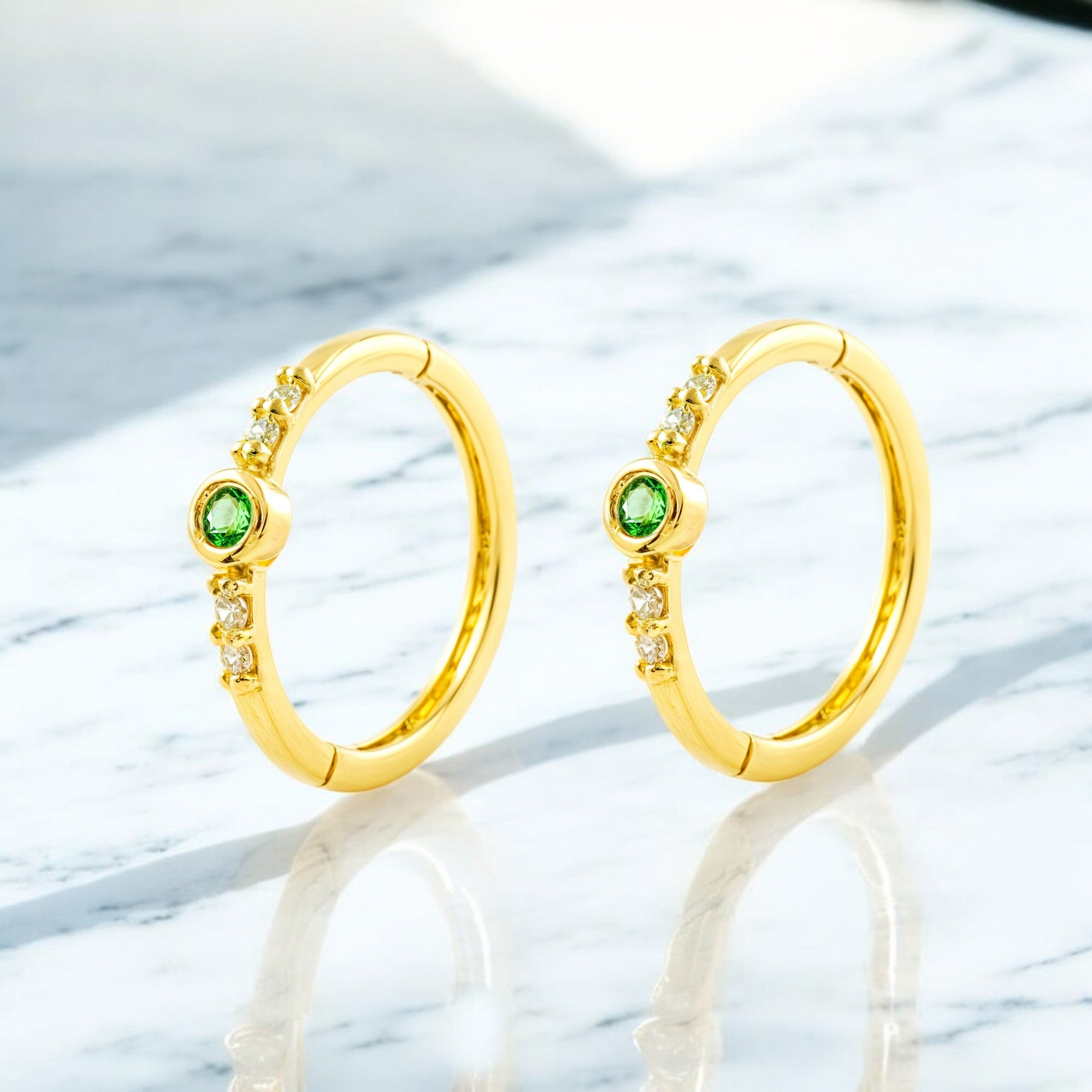 Pendientes Oro Amarillo 9K Aros Redondo Esmeraldas Preciosas Sintéticos Brillo 12 x 2,5 mm