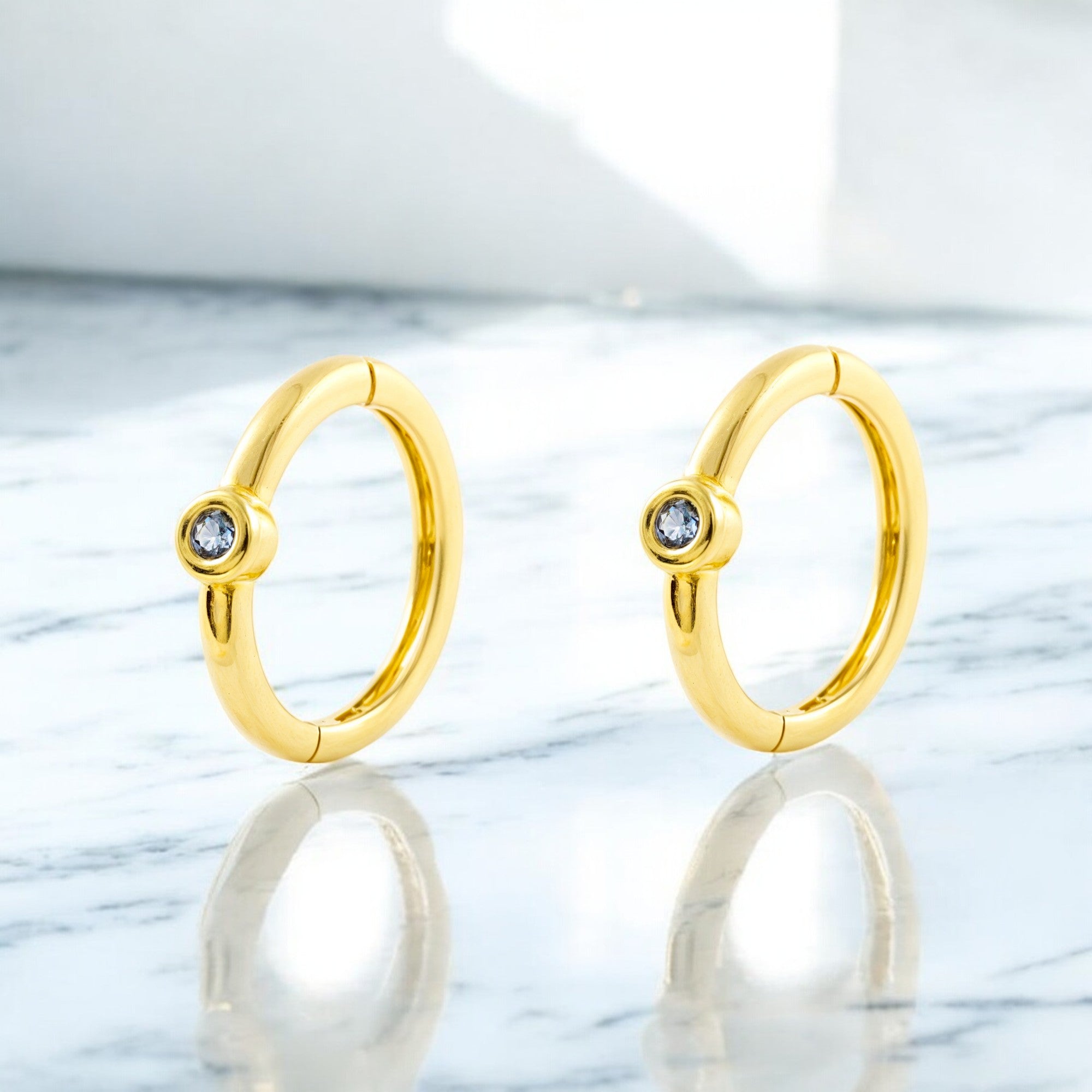 Pendientes Oro Amarillo 9K Aros Redondo Zafiros Preciosos Sintéticos Brillo 10 x 2 mm