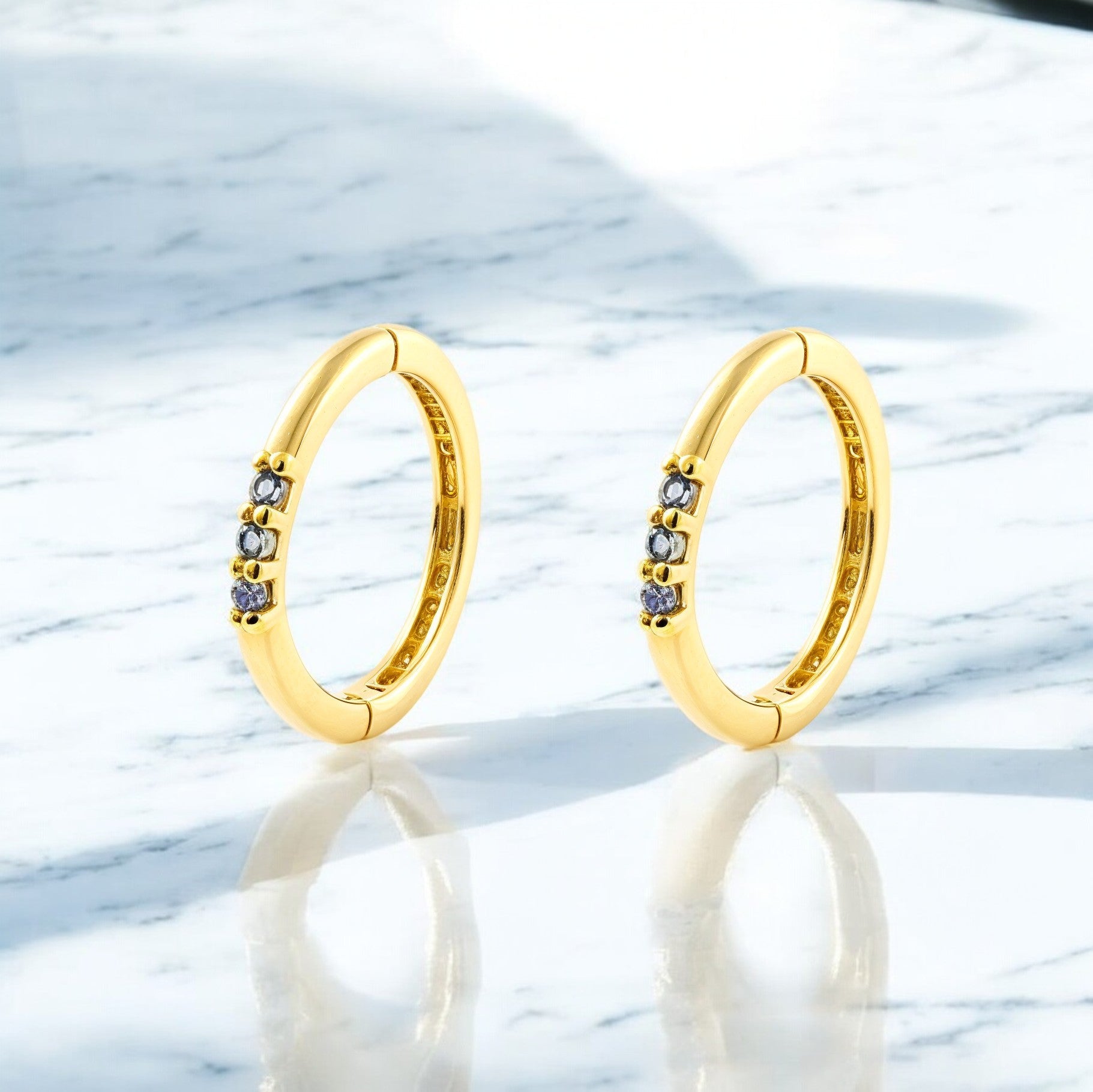 Pendientes Oro Amarillo 9K Aros Redondo Zafiros Preciosos Sintéticos Brillo 10 x 1,15 mm