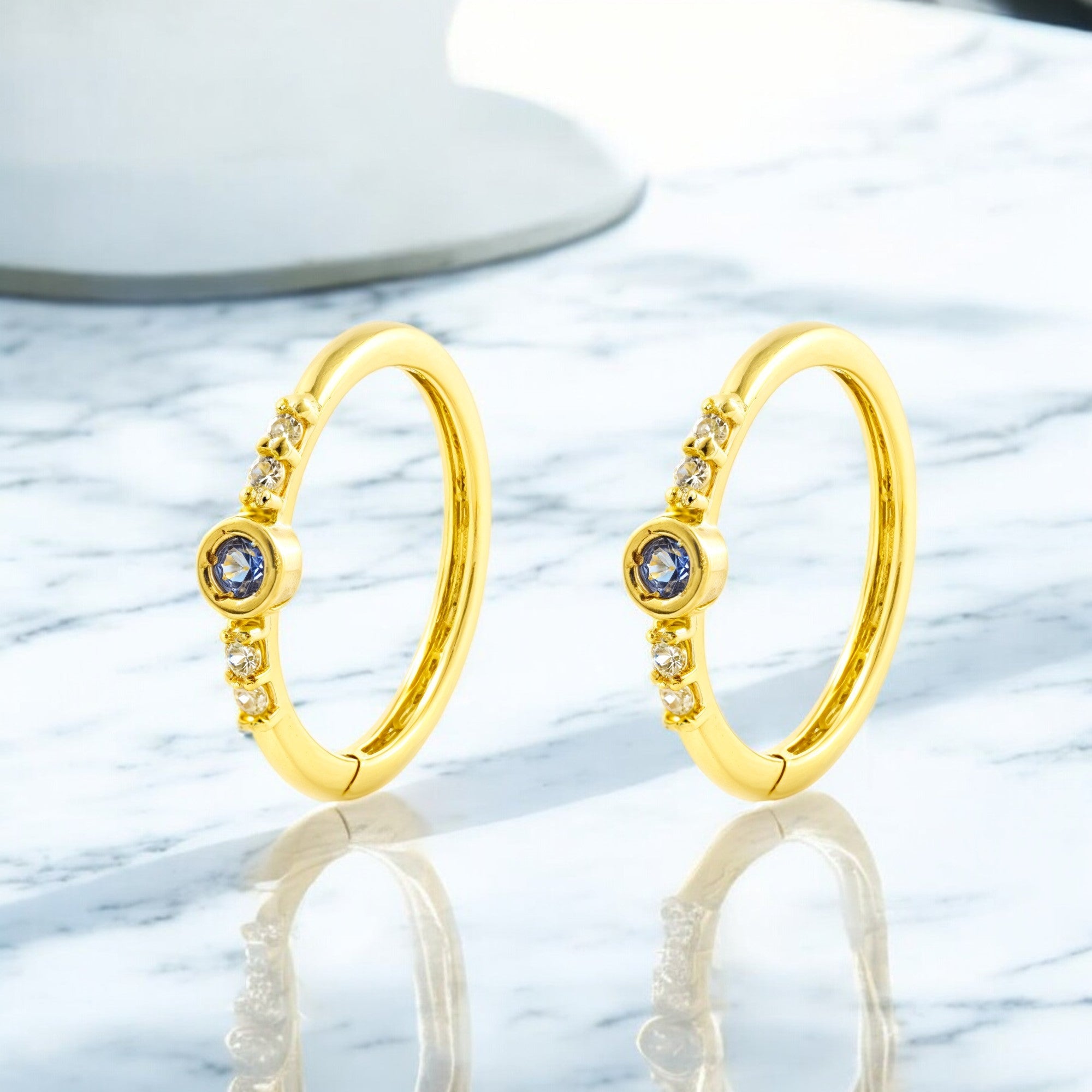 Pendientes Oro Amarillo 9K Aros Redondo Zafiros Preciosos Sintéticos Brillo 12 x 2,5 mm