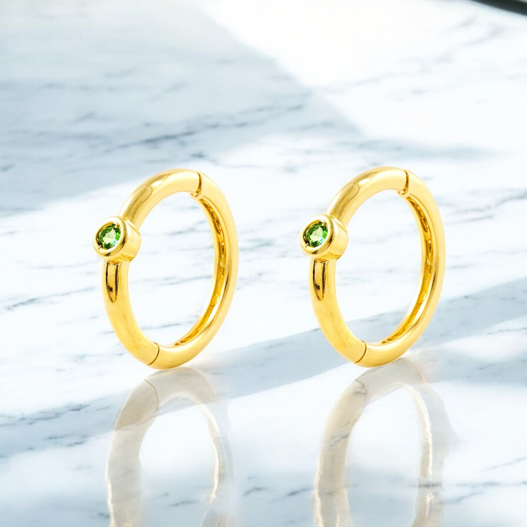 Pendientes Oro Amarillo 9K Aros Redondo Esmeraldas Preciosas Sintéticos Brillo 10 x 2 mm
