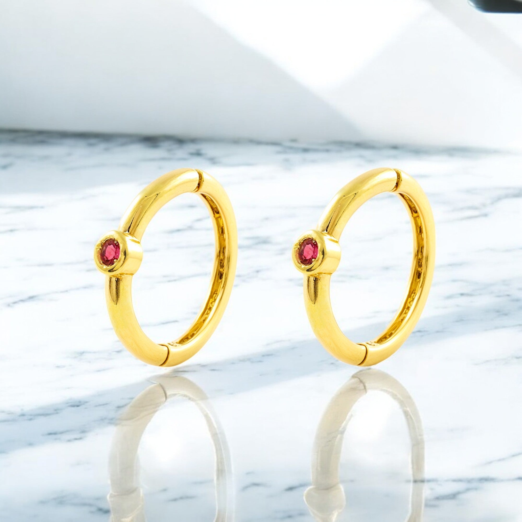 Pendientes Oro Amarillo 9K Aros Redondo Rubies Preciosos Sintéticos Brillo 10 x 2 mm