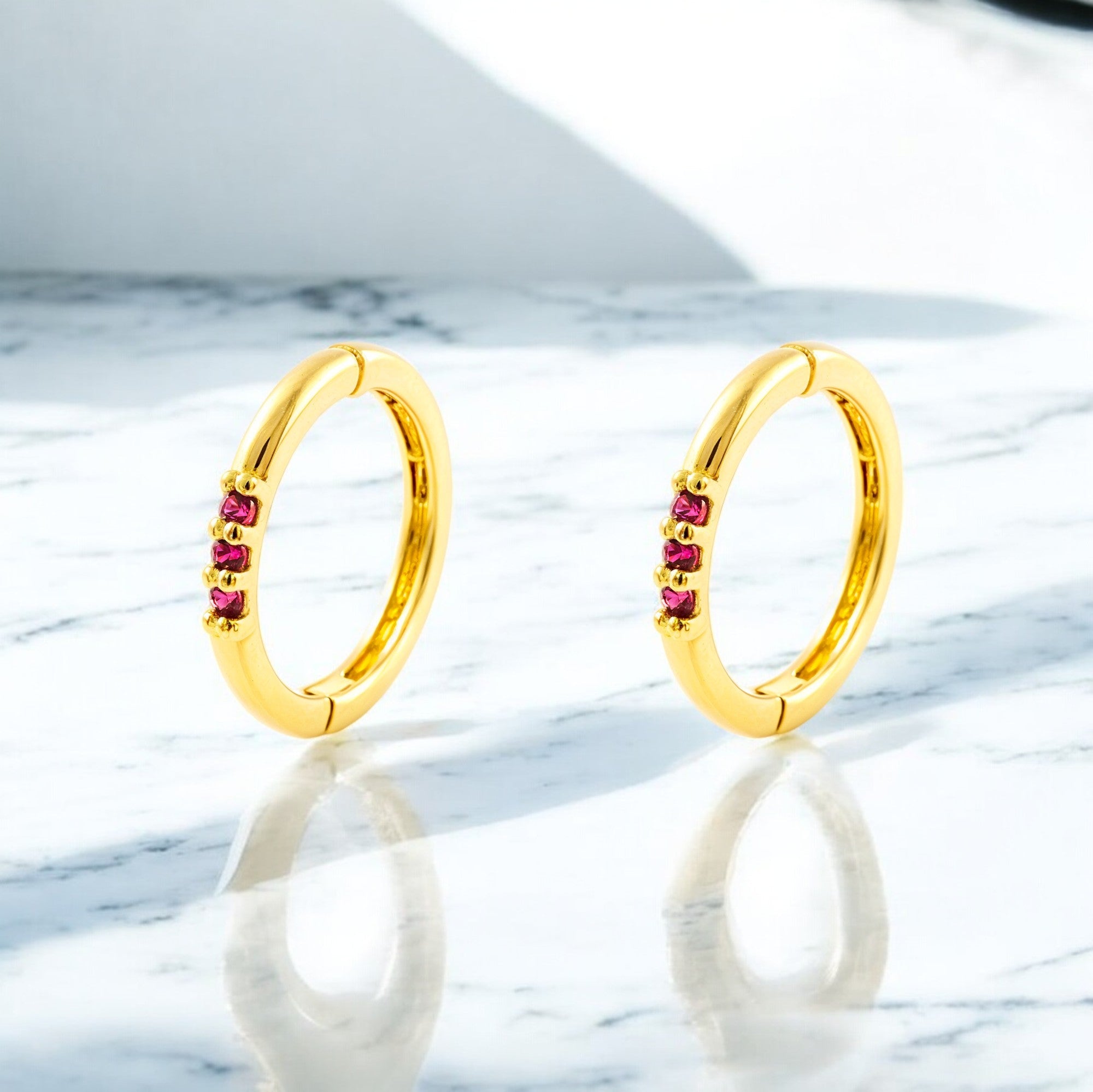 Pendientes Oro Amarillo 9K Aros Redondo Rubies Preciosos Sintéticos Brillo 10 x 1,15 mm